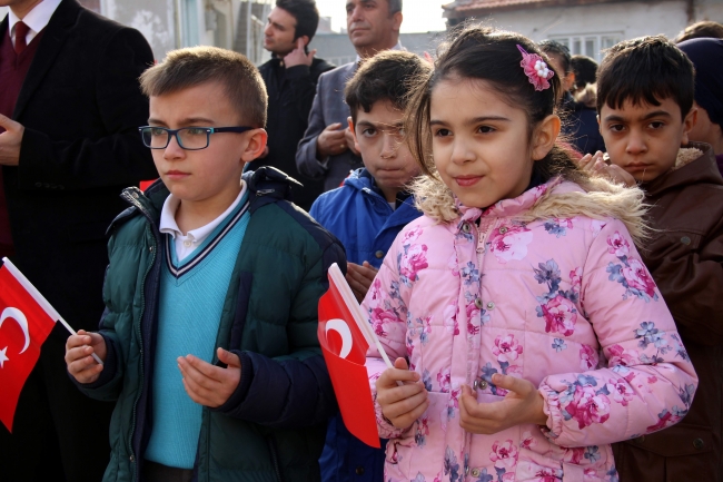 Minik eller Mehmetçik için semaya kalktı